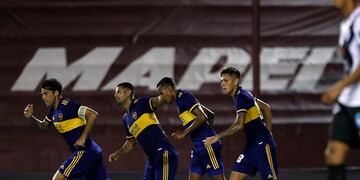 Villa celebra su gol con sus compañeros ante Claypole por la Copa Argentina. (Foto: @BocaJrsOficial)