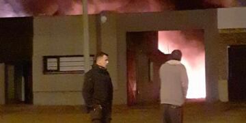 Tremendo incendio intencional afecto a 5 camiones un auto y un supermercado chino