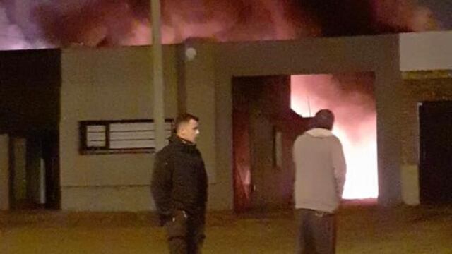 Tremendo incendio intencional afecto a 5 camiones un auto y un supermercado chino