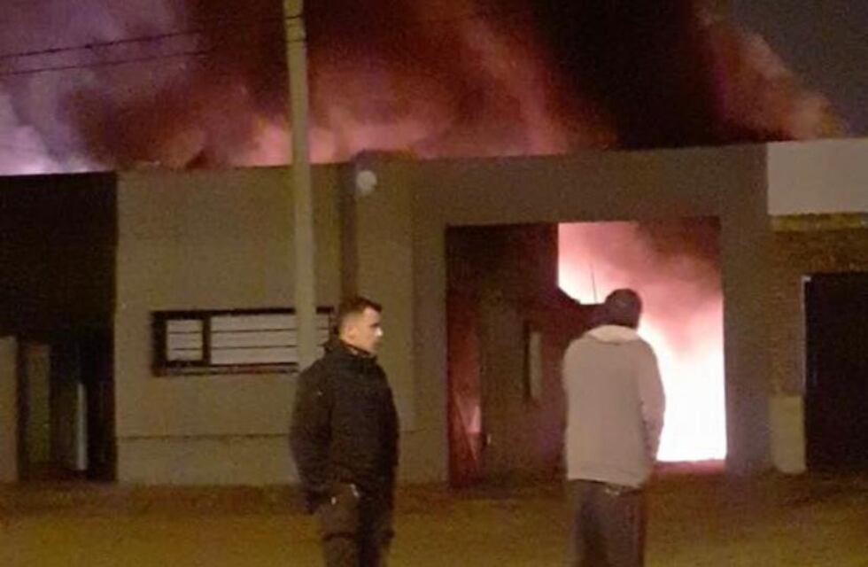 Tremendo incendio intencional afecto a 5 camiones un auto y un supermercado chino