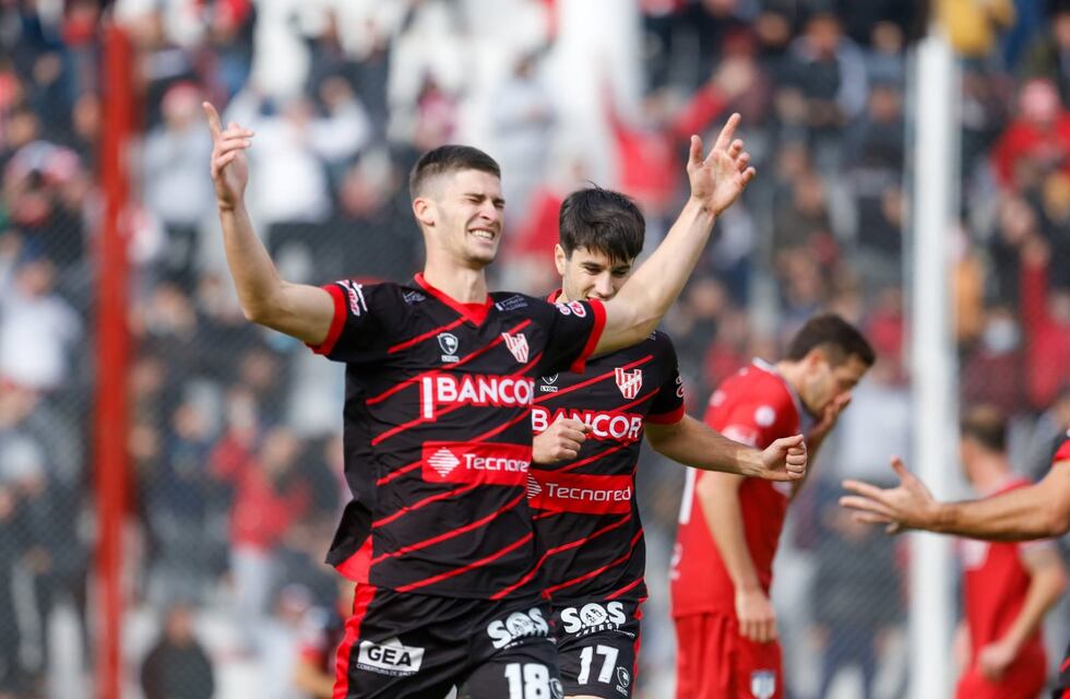 Jonathan Dellarossa de El Tío finalista de la Primera Nacional y Fernando Bersano jugó para Gimnasia de Mendoza ante Estudiantes de Caseros