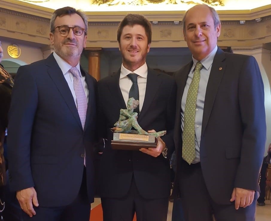 El presidente de la UIA, Martín Rappallini (izquierda), junto a Carlos Blaquier y Eduardo Nougues con el premio otorgado a Ledesma.