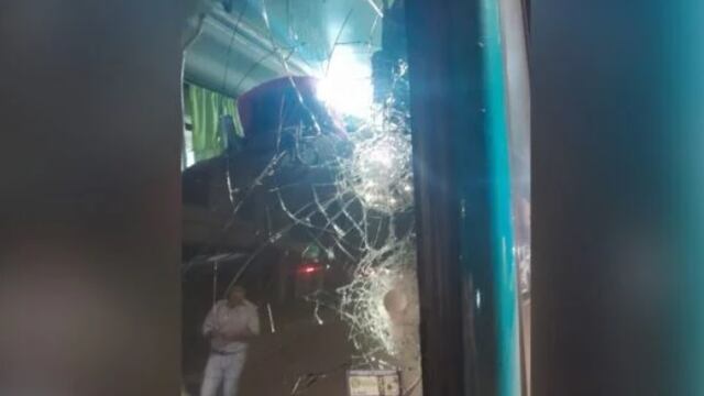 Posadas violenta: le arrojó una herramienta contra el parabrisas porque “le tocó bocina”.