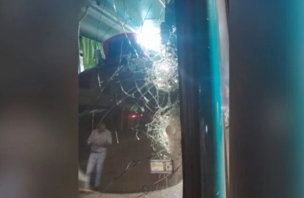 Posadas violenta: le arrojó una herramienta contra el parabrisas porque “le tocó bocina”