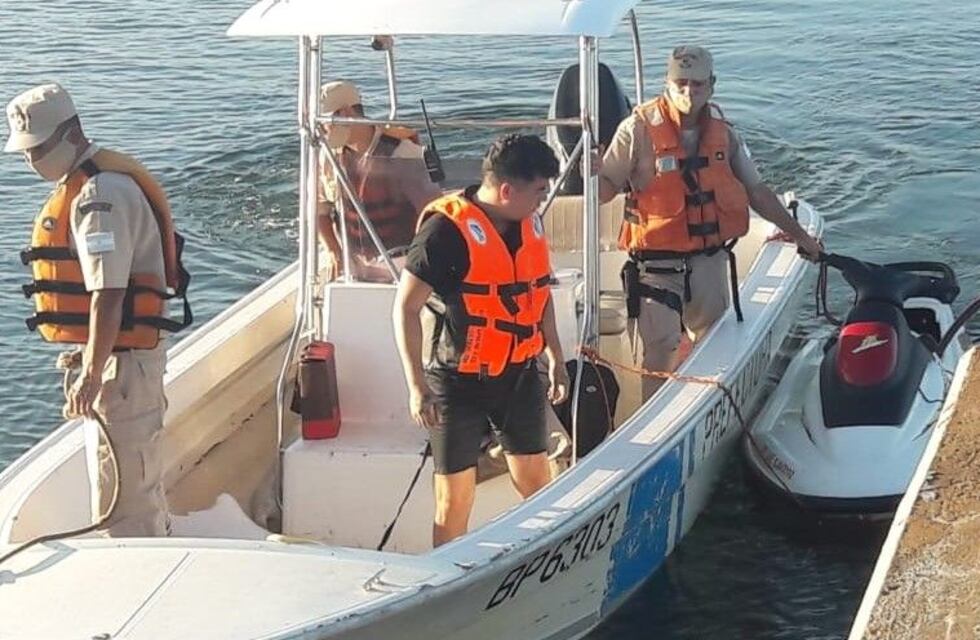 Prefectura asistió a tripulantes de una moto de agua que comenzó a hundirse en el Río Paraná