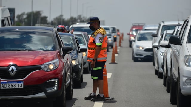 Sábado con extensas filas en el peaje Córdoba-Carlos Paz. (Foto: José Hernández / La Voz).