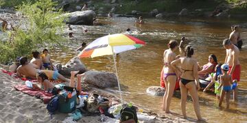 Vacaciones con altas temperaturas en el comienzo del verano. Balneario El Fantasio Carlos Paz. Foto Yanina Bouche