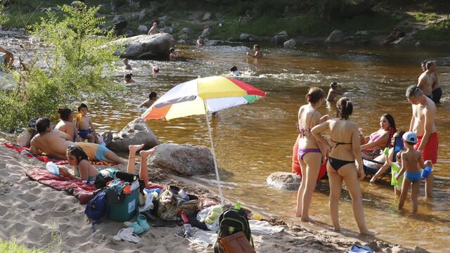 Vacaciones con altas temperaturas en el comienzo del verano. Balneario El Fantasio Carlos Paz. Foto Yanina Bouche