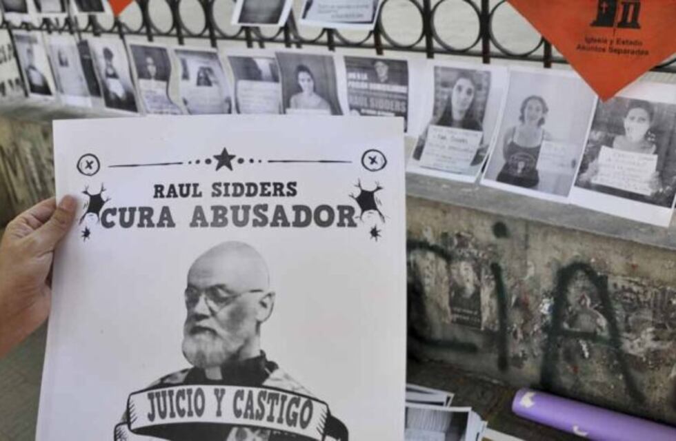 En rechazó a la prisión domiciliaria del cura Raúl Sidders, empapelan una fiscalía de La Plata
