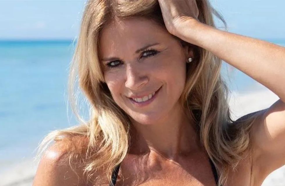 Flavia Palmiero palpitó el verano y lució una infartante malla enteriza total white y con mega escote