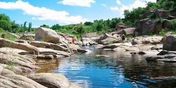 Un balneario gratuito de aguas cristalinas en las sierras de Córdoba.