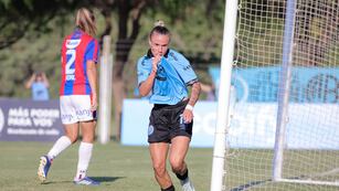 Alaides Paz festeja el primer gol de Belgrano en el triunfo ante San Lorenzo en el predio Armando Pérez (Prensa Belgrano).