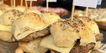 Un encuentro con productos locales para cerrar 2025 con buena comida, música y lectura. Ilustrativa.