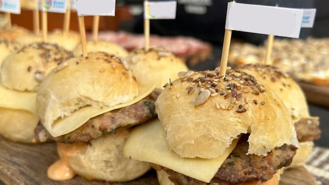 Un encuentro con productos locales para cerrar 2025 con buena comida, música y lectura. Ilustrativa.