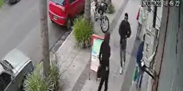 El instante previo a que el ladrón ataque a la mujer de 66 años. Captura de video.
