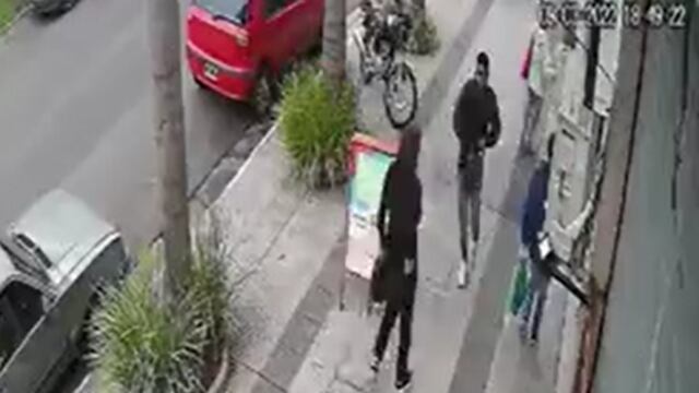 El instante previo a que el ladrón ataque a la mujer de 66 años. Captura de video.