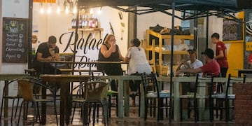 Decenas de bares y restaurantes se instalaron con fuerza en los últimos meses y son un imán para los vecinos / Mariana Villa