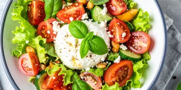 Cómo hacer una ensalada verde con burrata: receta fresca y liviana para no cocinar en los días de calor