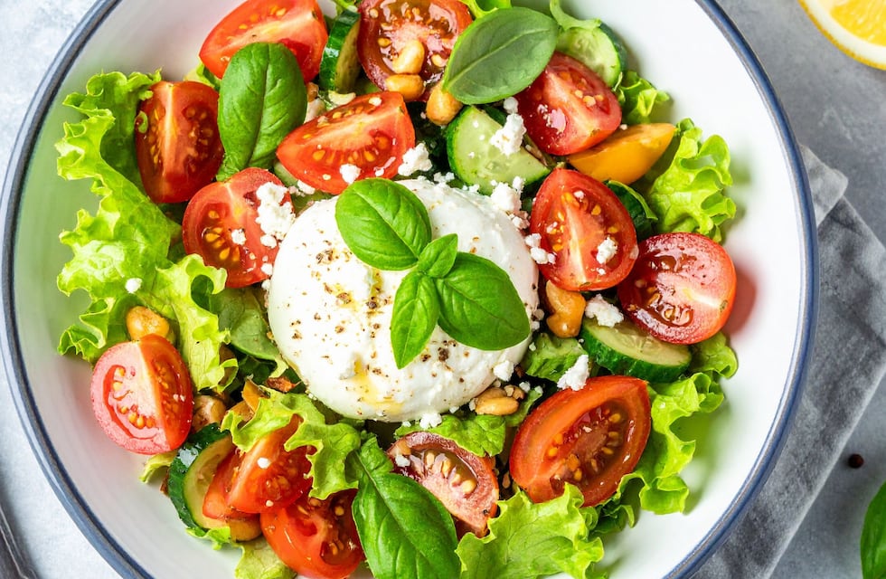 Cómo hacer una ensalada verde con burrata: receta fresca y liviana para no cocinar en los días de calor