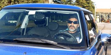 Maradona en su Mini Cooper en Ezeiza.