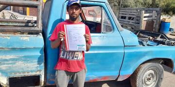 Cristian Firmpaz ya tiene los papeles y espera la respuesta de un experto para la restauración (Diario Río Negro).
