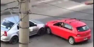 Dos conductores impactaron al considerar que ambos tenían prioridad de paso.