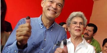 Pedro Chamorro junto a su madre, la expresidenta Violeta Chamorro (Foto: AP)