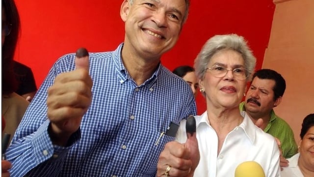 Pedro Chamorro junto a su madre, la expresidenta Violeta Chamorro (Foto: AP)