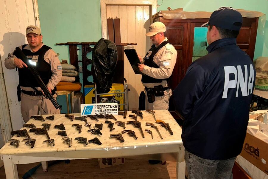 Desarticulan millonario cargamento ilegal de armas y equipamiento militar