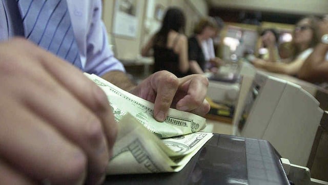 Los dólares no paran de salir.