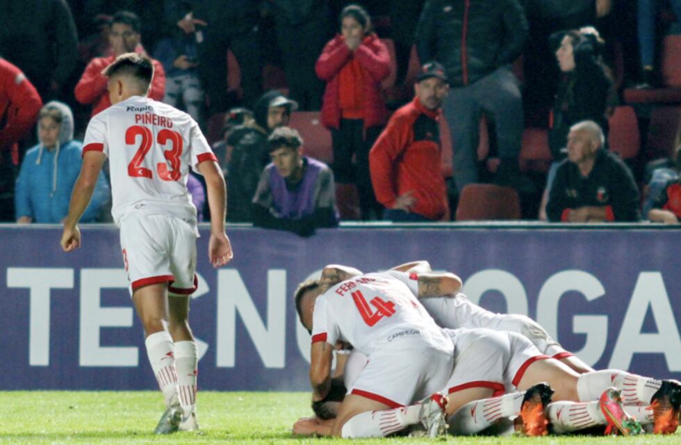 El golazo de tiro libre sobre la hora de Kociubinski que clasificó a Estudiantes a cuartos de final