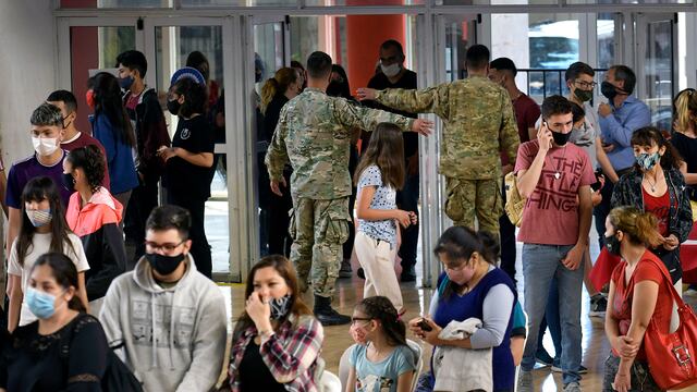Continúan los menores de edad vacunándose en el Centro de Vacunación contra Covid 19, de Campaña en el Polimeni, en Las Heras.
Foto: Orlando Pelichotti