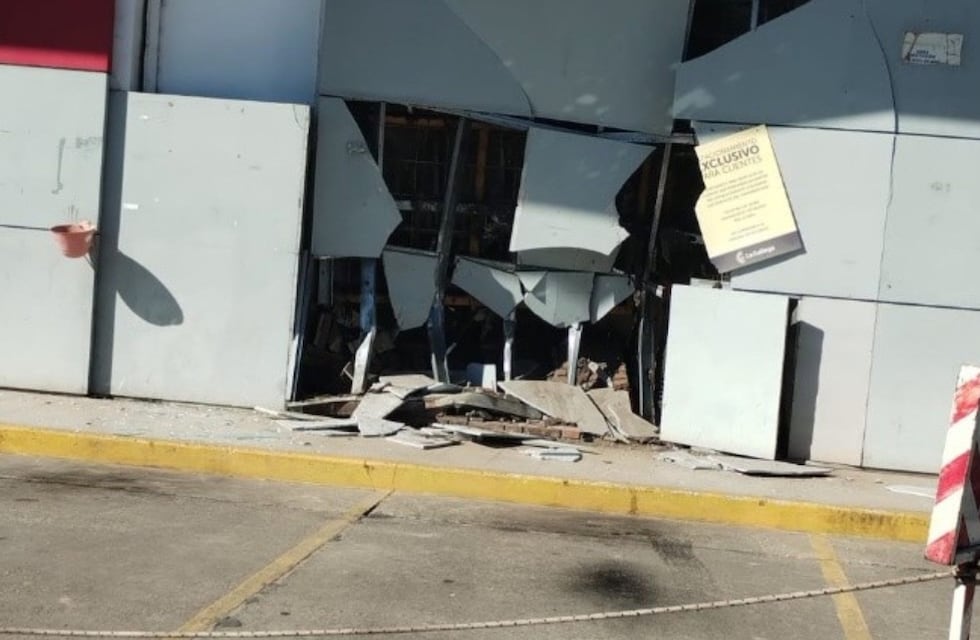 Impactante choque: perdió el control de su camioneta y se incrustó en un supermercado