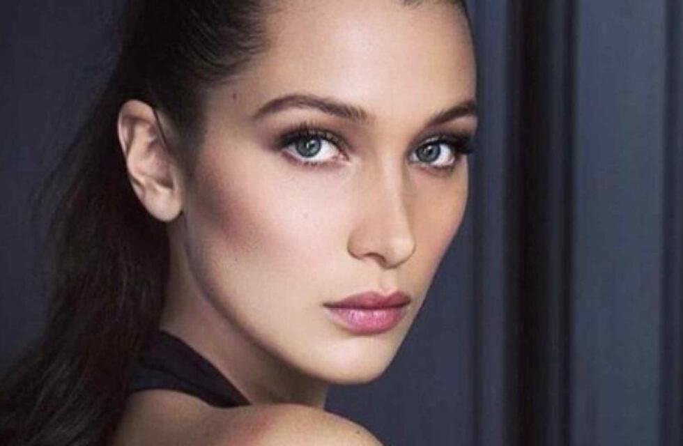 Bella Hadid se destapó con un body cut out negro que se llevó todas las miradas