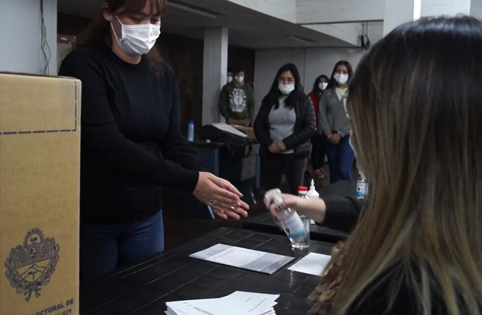 Elecciones en Salta: suprimen el uso de guantes y de alfombras sanitizantes