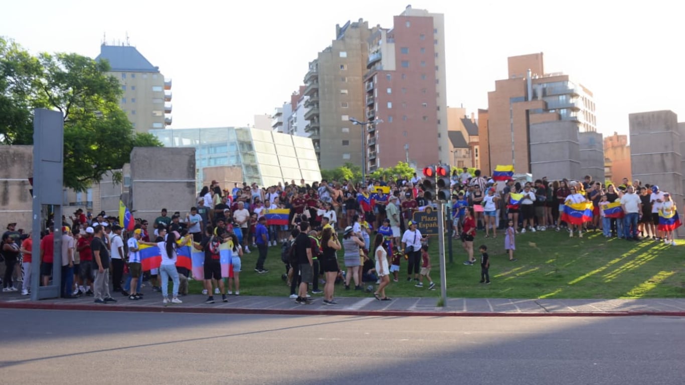 Venezolanos en Córdoba se reunieron en Plaza España para festejar la detención de Nicolás Maduro.  (Jorge Peñaranda / La Voz)