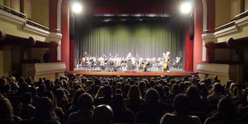 El público colmó la sala del Teatro Mendoza para la presentación de la Orquesta Filarmónica de General Alvear.