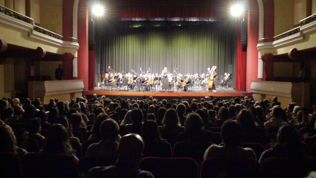 El público colmó la sala del Teatro Mendoza para la presentación de la Orquesta Filarmónica de General Alvear.