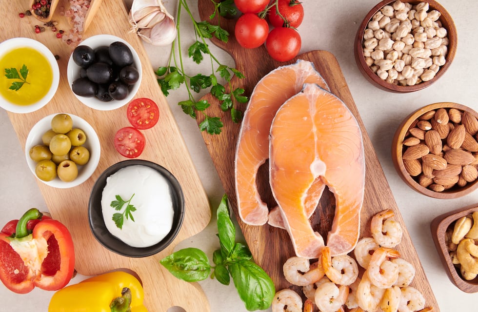 Recomiendan a las mujeres consumir grasas omega 3 para reducir el riesgo de Alzheimer: en qué alimentos están