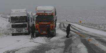Varios camiones resolvieron esperar a la vera de la Ruta Internacional que pase el temporal de nieve. Los Andes