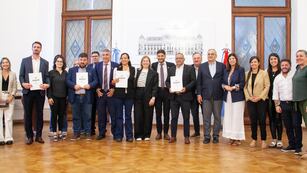 Alcides Calvo acompañó a las localidades del departamento a suscribir convenios para construir más aulas