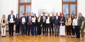 Alcides Calvo acompañó a las localidades del departamento a suscribir convenios para construir más aulas