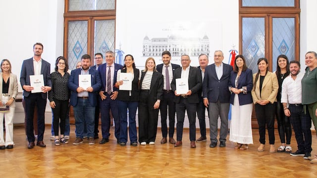 Alcides Calvo acompañó a las localidades del departamento a suscribir convenios para construir más aulas