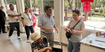Luis Medina Ruiz y Facundo Medina recorrieron guardia, internación, rayos y el laboratorio próximo a inaugurarse.