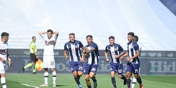 Carlos Auzqui puso el 2-1 para Talleres. (José Gabriel Hernández)