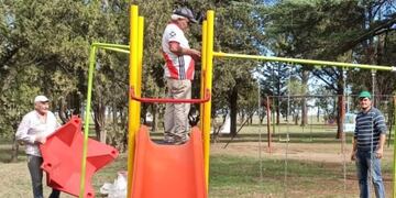 Se instaló nuevo mobiliario urbano en las plazas de Bajo Hondo y Villa Arias.