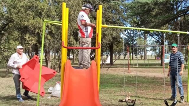 Se instaló nuevo mobiliario urbano en las plazas de Bajo Hondo y Villa Arias.