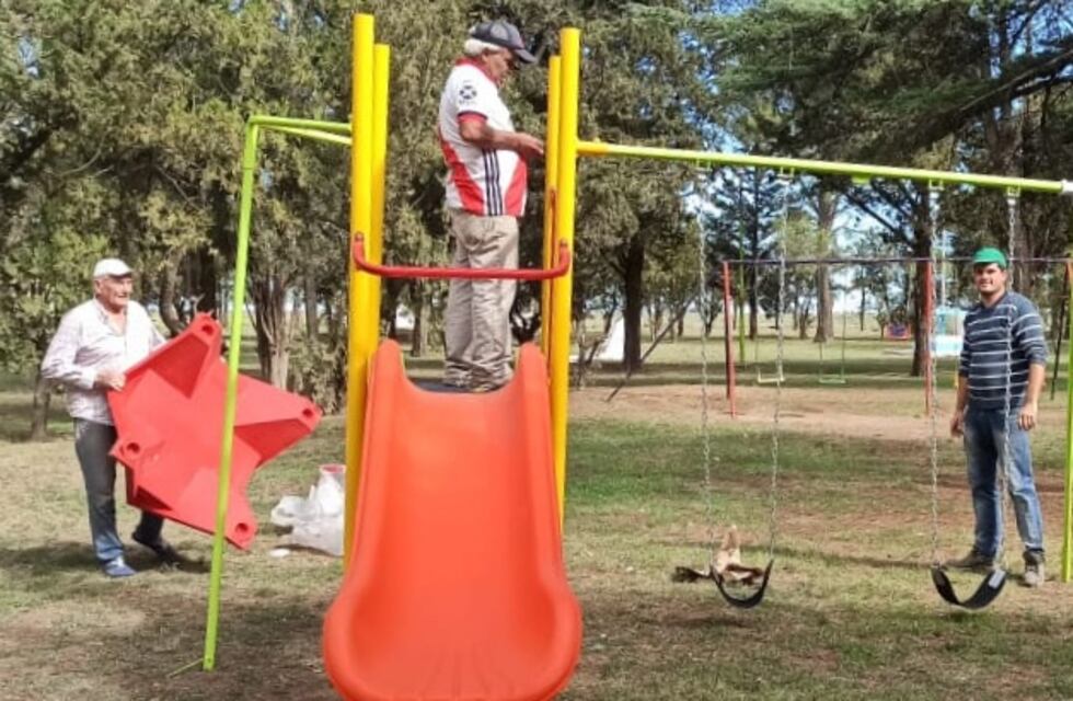 Nuevo mobiliario urbano en espacios públicos de Bajo Hondo y Villa Arias