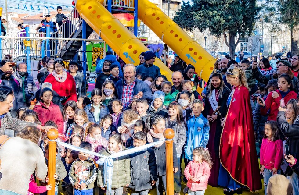 El invitado especial a la inauguración de la plaza 12 de Febrero