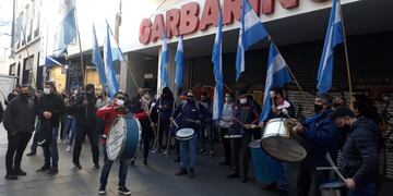 Protesta de Empleados de Comercio frente a Garbarino en Rosario